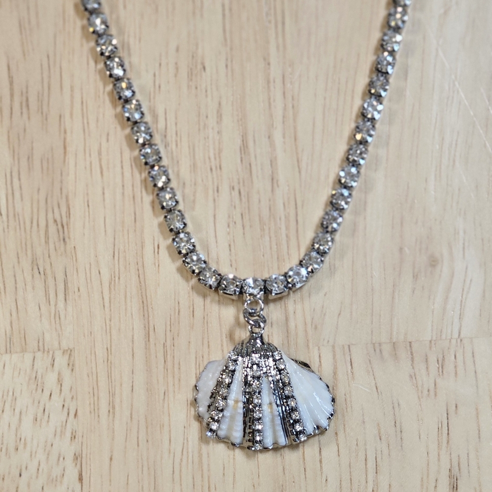 NWOT✨️Clam Shell Rhinestone Necklace - Picture 7 of 8